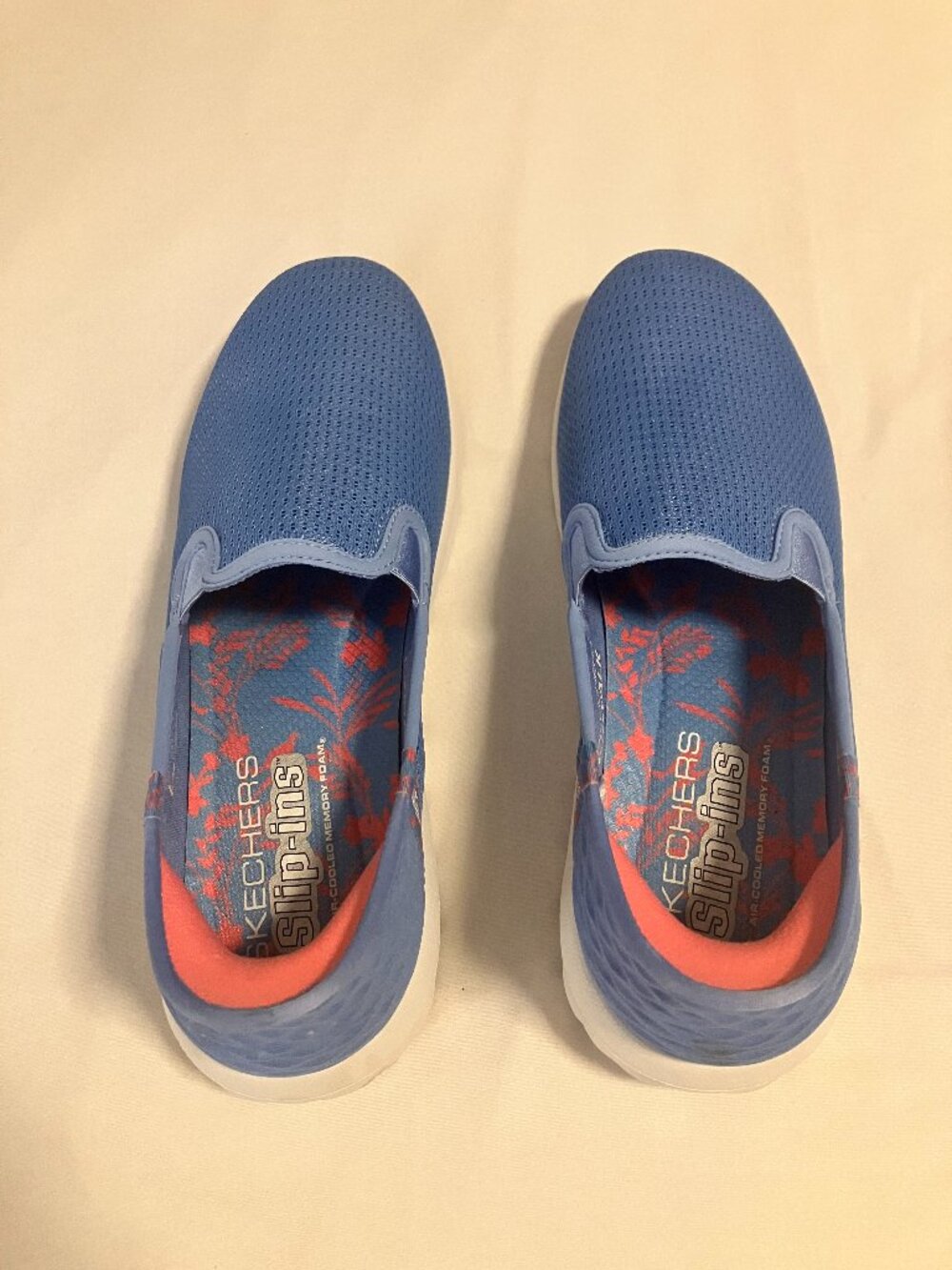 Skechers Hands Free Slip-ins GO WALK Shoes – Women's Size 10 – Robin’s Egg Blue